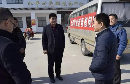 潔潤董事長(zhǎng)張榮景到龍河鎮(zhèn)和平村進(jìn)行新春幫扶慰問